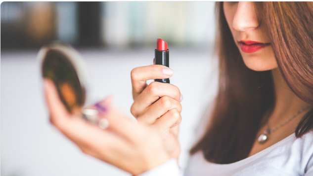 Mitos Atau Fakta: Lipstik Penyebab Bibir Kering? Simak Penjelasannya!