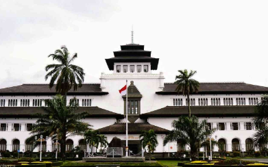 Ini Dia Fakta Tentang Gedung Sate, Gaya Arsitekturnya Unik!