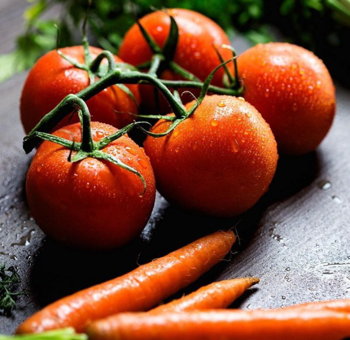 Kombinasi Segar: Jus Tomat dan Campuran Buah-Buahan untuk Kesehatan Optimal