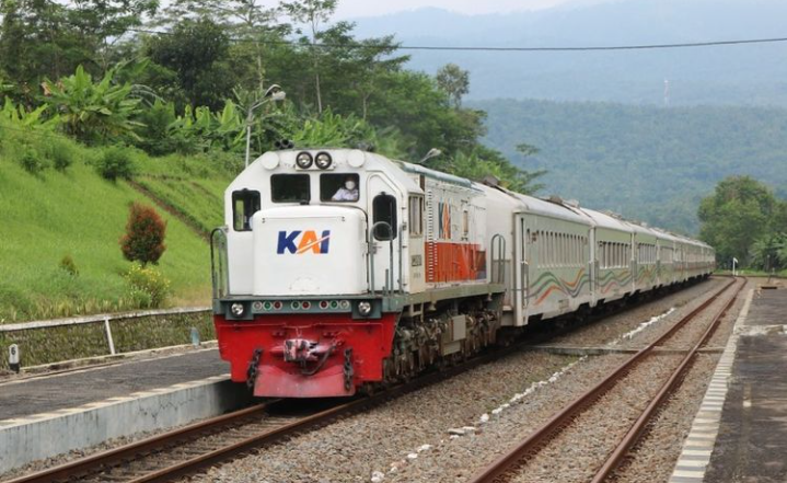 Mengarungi Jarak Terpanjang Kereta Api: Harga Tiket Kereta Api Rute Gambir-Jember, Perjalanan yang Menantang