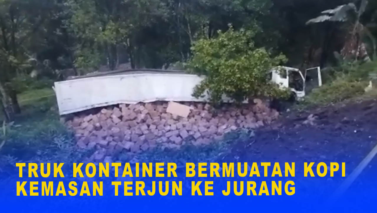 TRUK KONTAINER BERMUATAN KOPI KEMASAN TERJUN KE JURANG