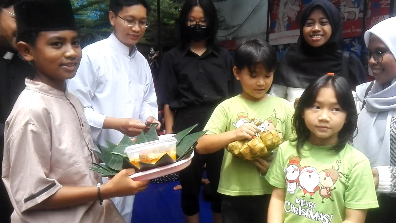 Bangun Kerukunan Antar Umat Beragama, Gusdurian Kota Banjar Beri Paket Ketupat Natal