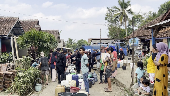 Warga Tanjungjaya Rela Antre Berjam-Jam Demi Air Bersih