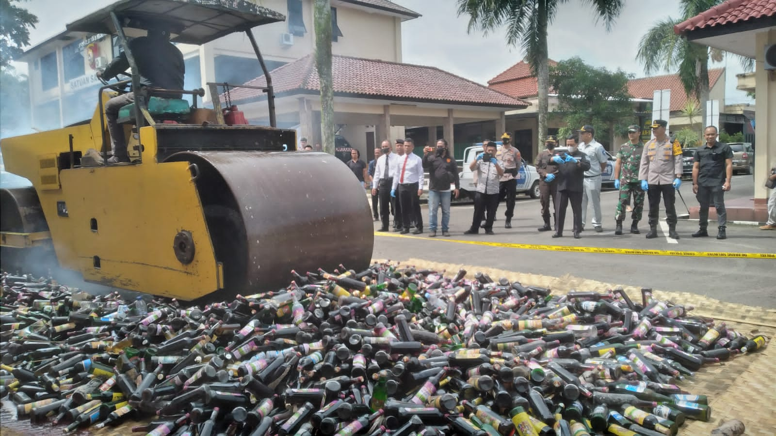 Jelang Nataru, Polres Tasikmalaya Musnahkan Ribuan Botol Miras