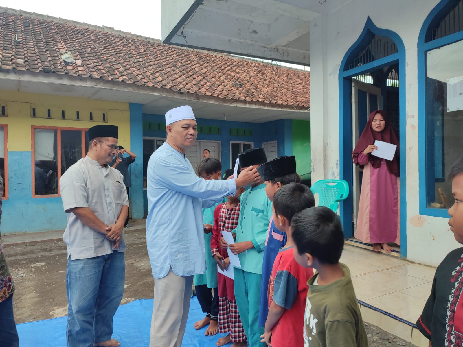 Berbagi Kebahagiaan, Ketua Dprd Kab. Tasikmalaya Santuni Anak Yatim Dan Jompo