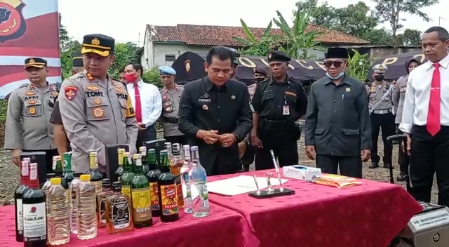 Menjaga Kondusifitas Jelang Nataru, Polres Ciamis Musnahkan Ribuan Botol Miras