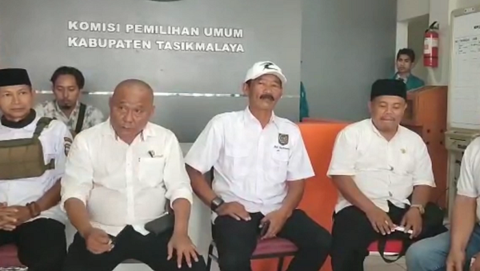 Tersinggung Dengan Ucapan Salah Satu Komisioner, Belasan Kepala Desa Geruduk Kantor KPU