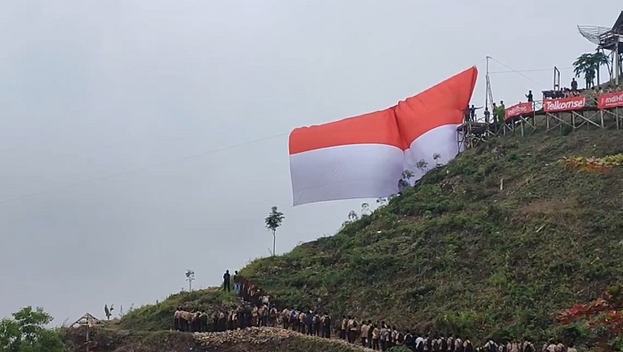 Bendera Merah Putih Raksasa Berkibar Di Bukit Panyangrayan