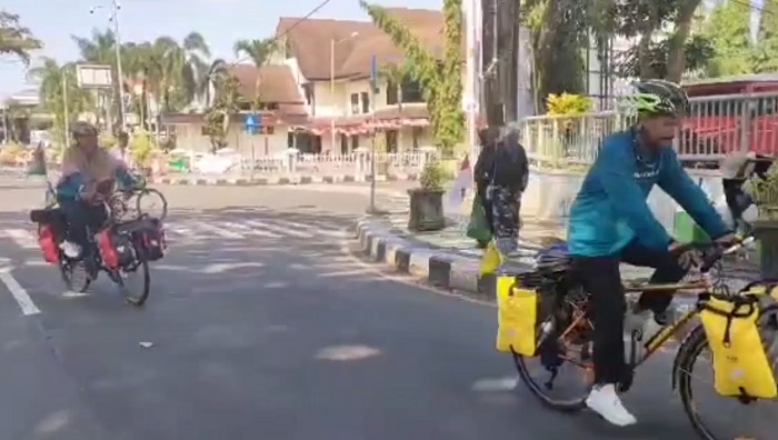 Pasutri Asal Purbalingga Gowes Ribuan Kilo Meter Untuk Berhaji