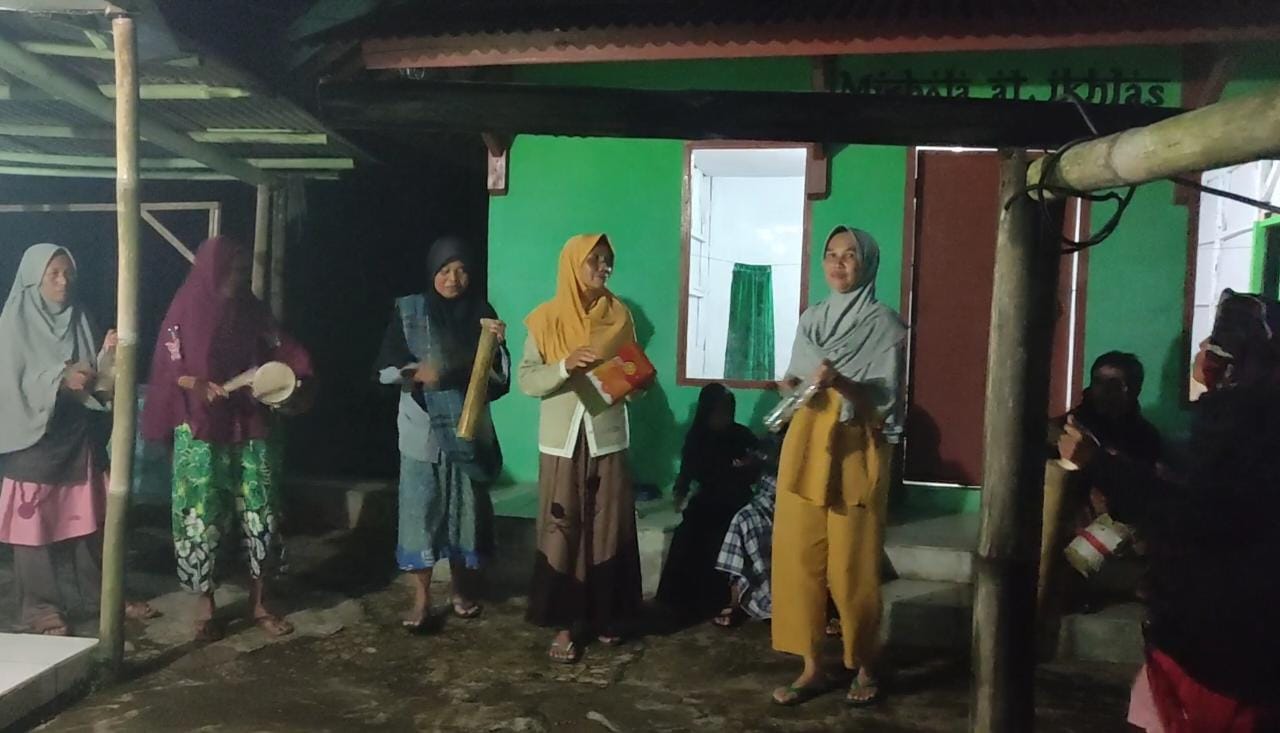 Ema – Ema Keliling Bangunkan Warga Untuk Sahur.